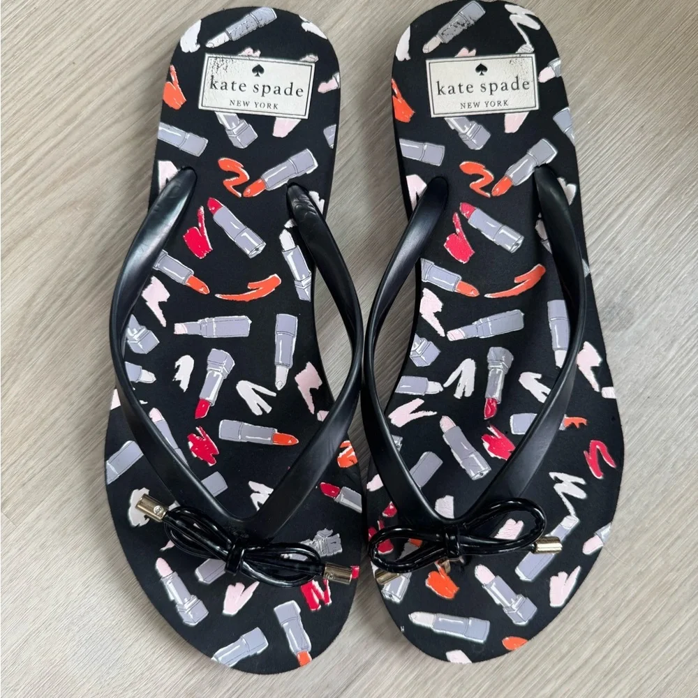 Kate Spade Black Flip Flops Sandals with Lipstick Print Gold Spade Size 8